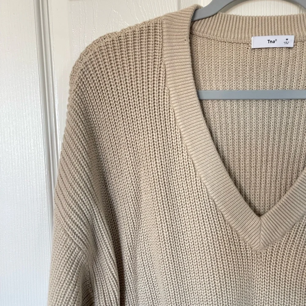 TNA Aritzia Beacon V-neck Knitted Tab Sweater size M - Picture 2 of 3